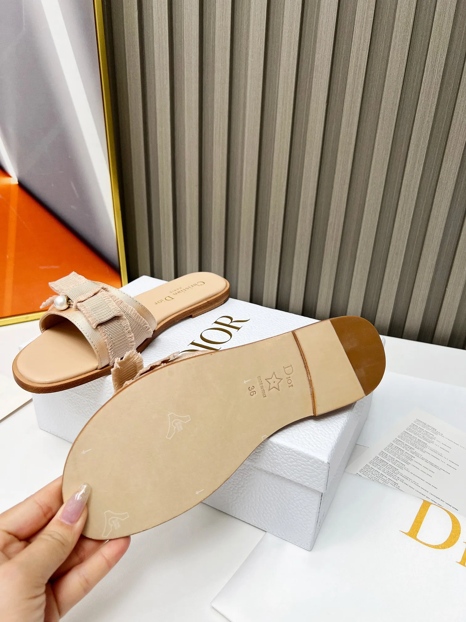 👟👟Ex-factory price 340👟👟 Genuine leather sole +40 DIOR purchasing grade Dior Dior new colors new elements DIOR spring and summer new round toe pearl open toe slippers, retro and versatile. The top version on the market. Upper: Original molded fabric Lining: Water-dyed sheepskin lining Size: #35-42 (40, 41, 42 custom-made, non-refundable)